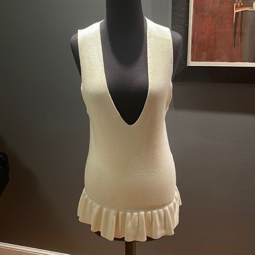 Lumiere off white ribbed deep V neckline ruffle hem sweater vest. Medium.